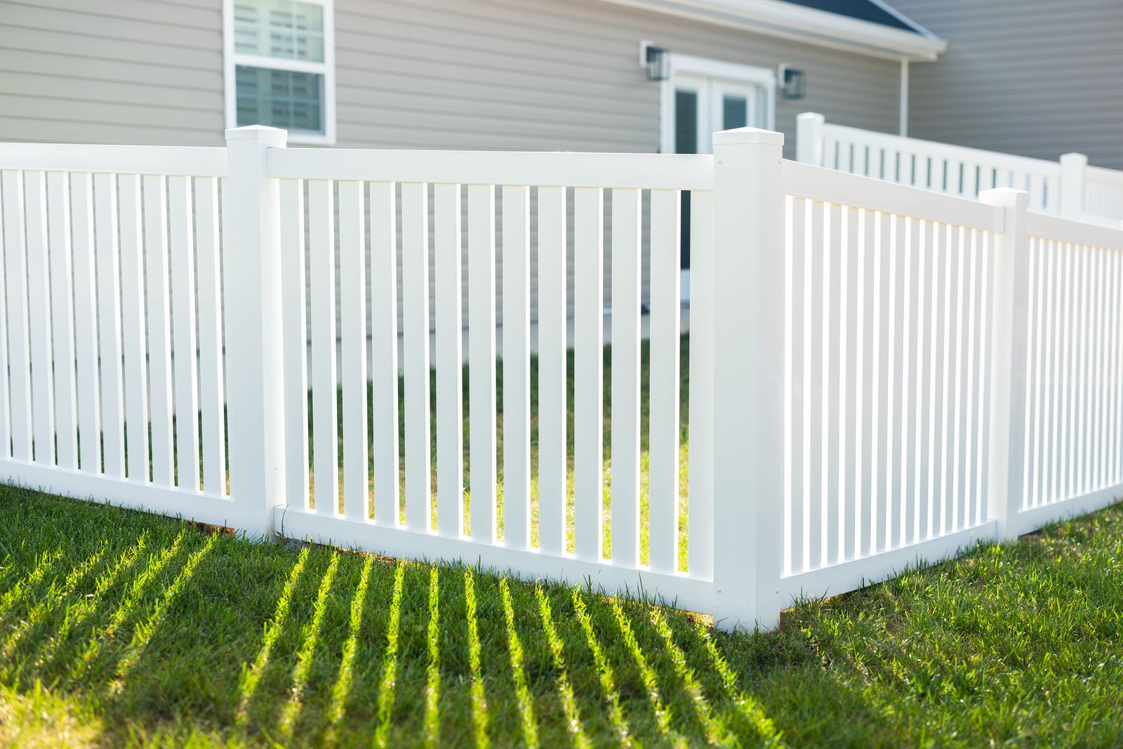 hero-oneida Vinyl picket fence installed by Bryant Fence in Oneida, TN